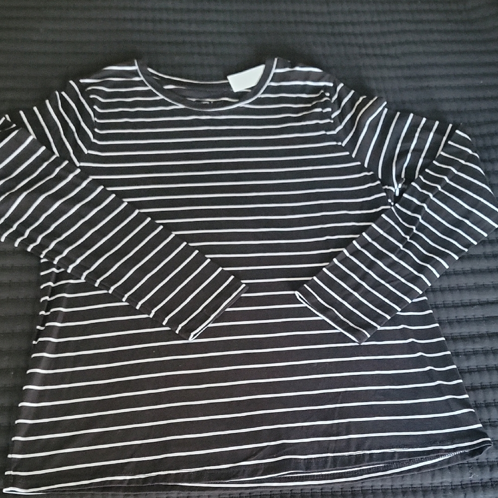 Time and Tru Black and White Striped Long Sleeve Top